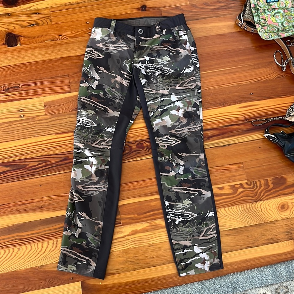 Under armor camo pants, size 8